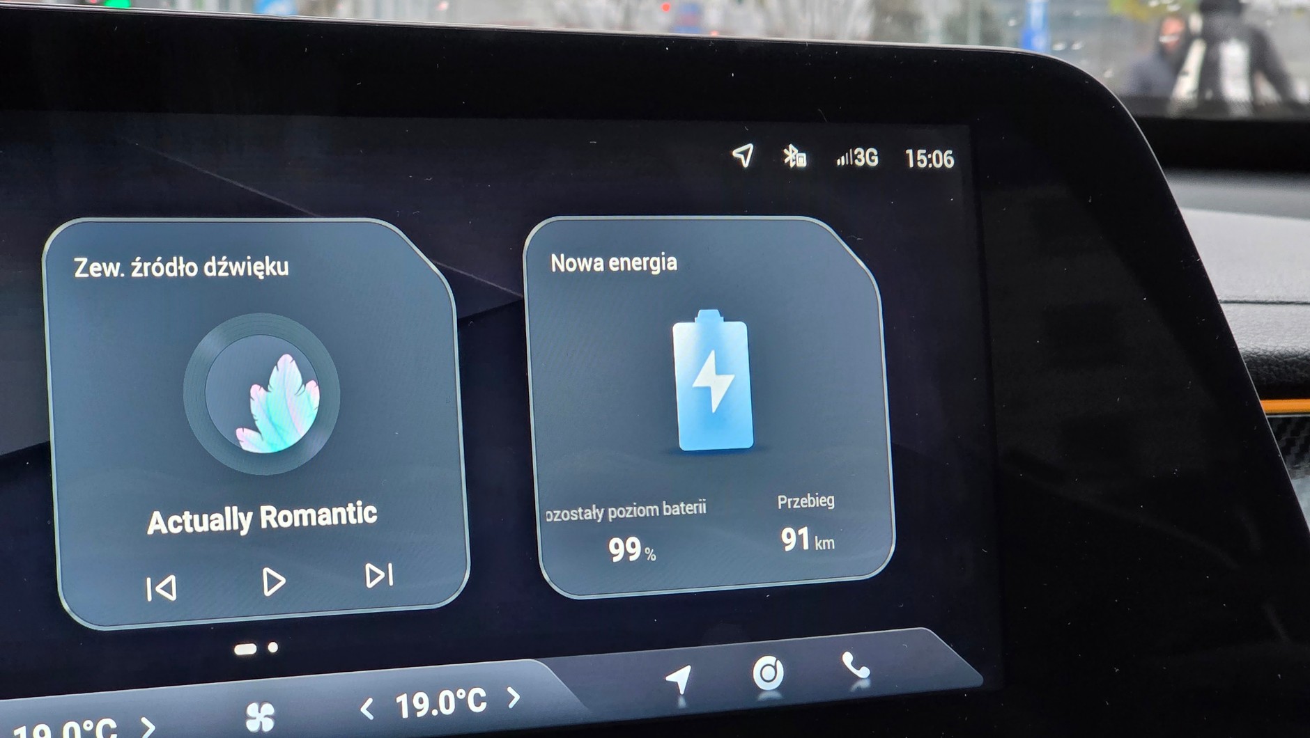 System multimedialny ma bardzo minimalistyczny design. Pod głównymi kaflami umieszczono wygodne skróty. To dziwne kółko koło słuchawki po prawej przenosiło do Android Auto