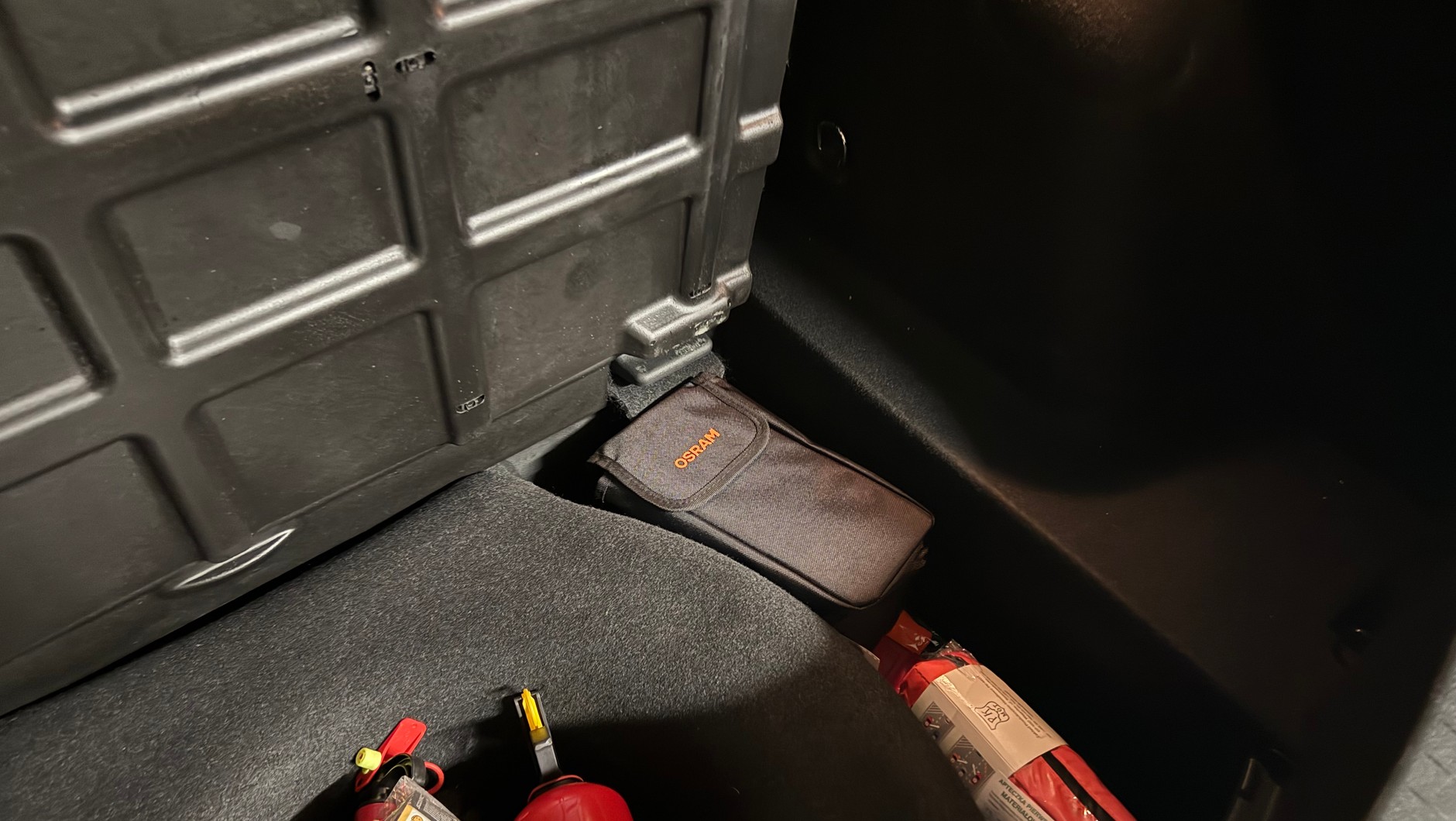 Stosunkowo nieduży rozmiar urządzenia ułatwia transport w bagażniku, praktyczne etui jest zaletą. Warto pamiętać, aby co 3-4 miesiące doładować powerbank za pomocą kabla USB-C