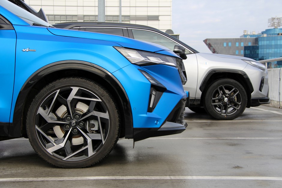 Renault Rafale E-Tech 300 kontra Toyota RAV4 Plug-In Hybrid
