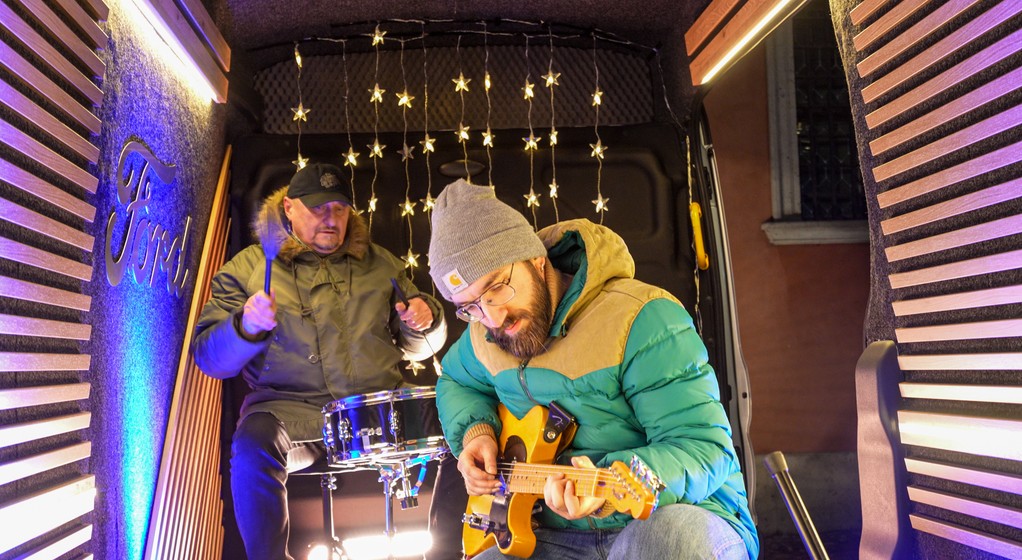 Pierwsza piosenka transmitowana z kosmosu zasilana przez Forda E-Transita