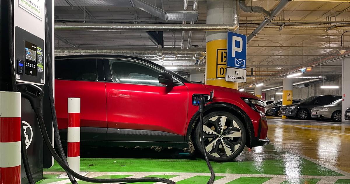 Samochodów elektrycznych przybywa. Co o nich wiemy? Jaki mamy do nich stosunek?