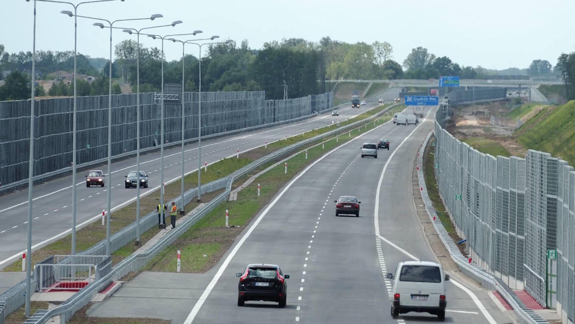 Kierowcy jadący prawym pasem autostrady, widząc samochód zamierzający włączyć się do ruchu, powinni – w miarę możliwości – ułatwić mu to i zjechać na lewy pas.