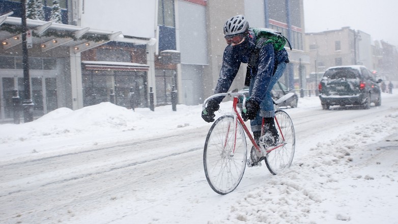 NIektórzy rowerzyści radzą sobie w warunkach ekstremalnych i w dodatku bez inwestowania w drogi sprzęt