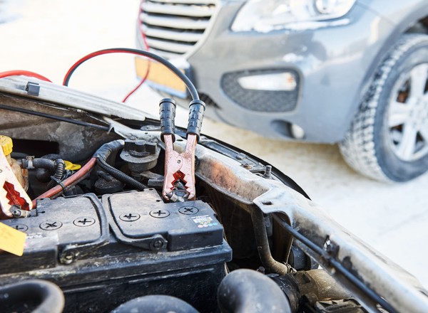 Akumulator może zamarznąć na kość. Podpowiadamy, co zrobić, żeby wytrzymał mrozy