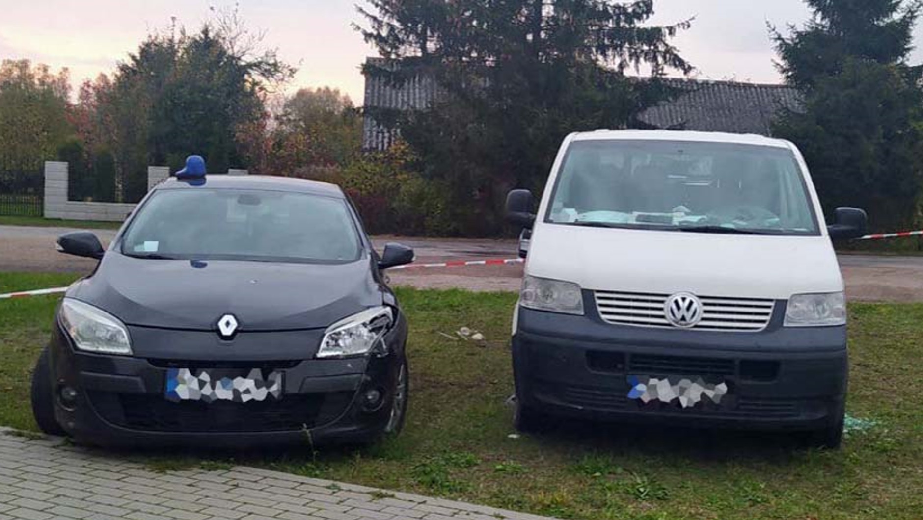 Uszkodzony radiowóz i Volkswagen uciekiniera