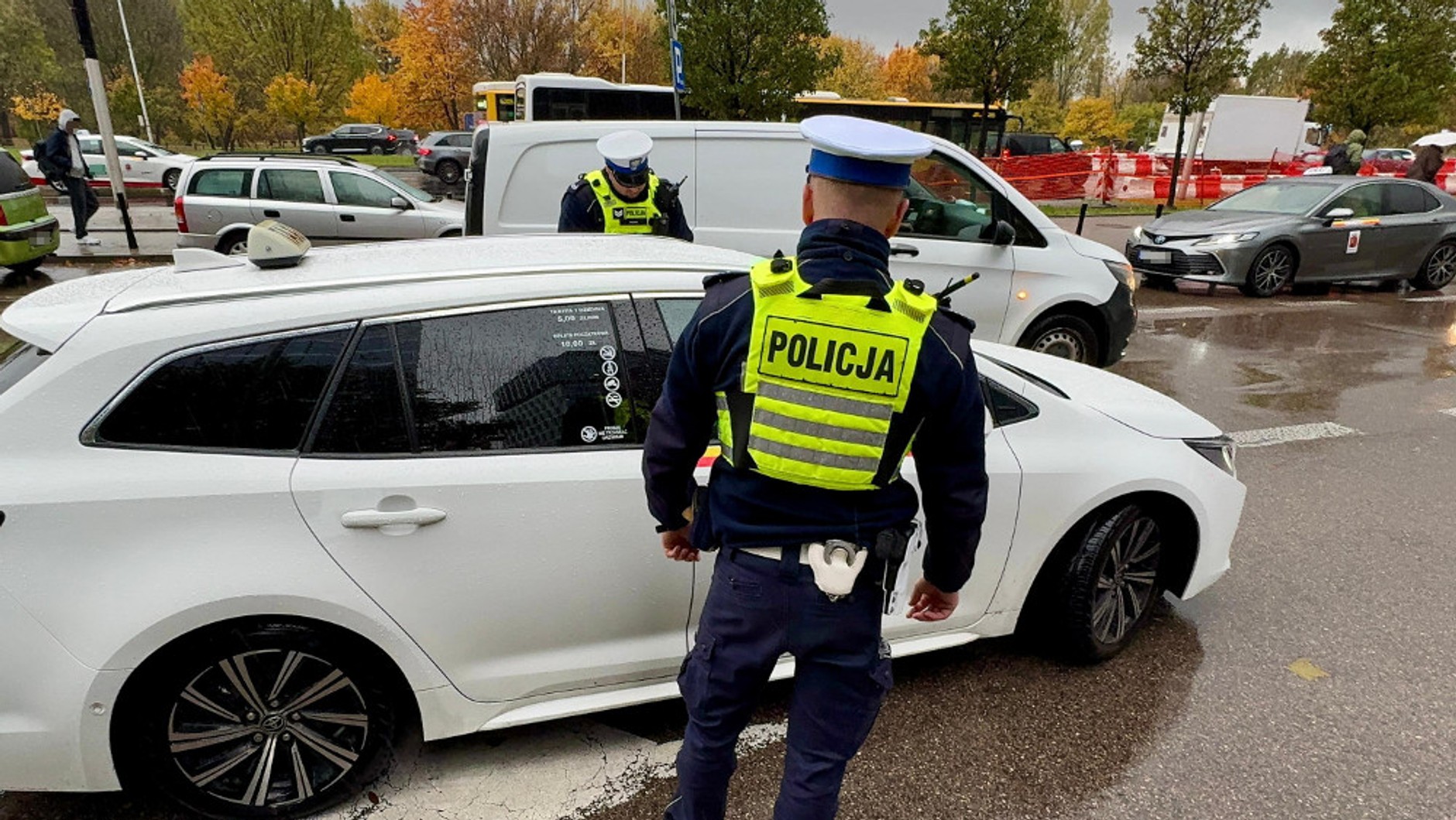 Polscy policjanci często sprawdzają, czy kierowcy nie łamią zakazu korzystania z telefonu