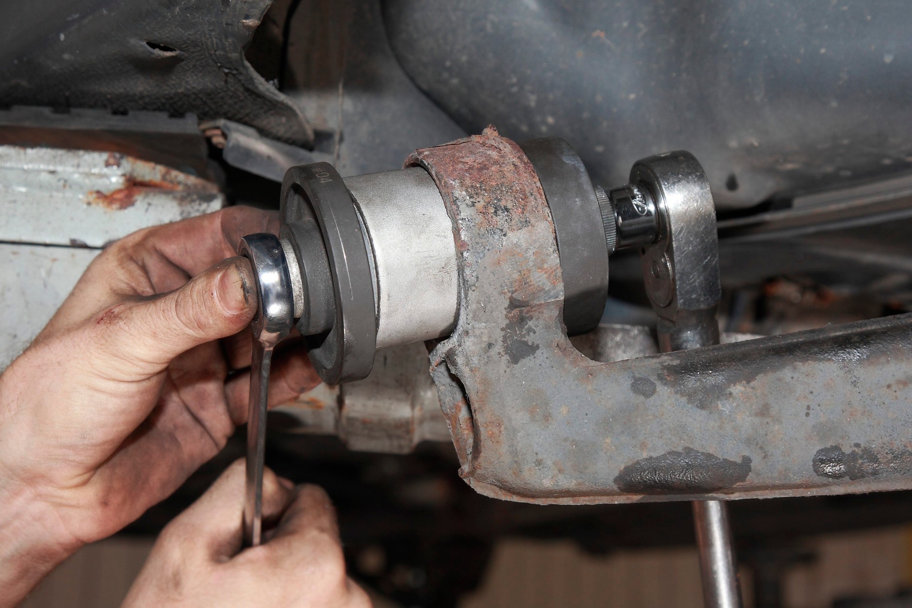 Mechanicy często ignorują wskazówki producentów części – niektóre elementy zawieszenia należy dokręcać, gdy pojazd stoi na kołach, a zawieszenie jest obciążone  tak, jak podczas jazdy. Bez tego część się źle ułoży!