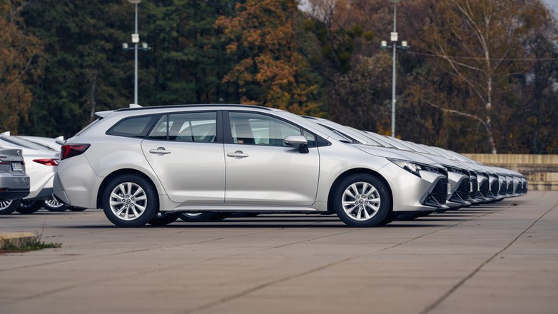 Toyoty Corolle na parkingu
