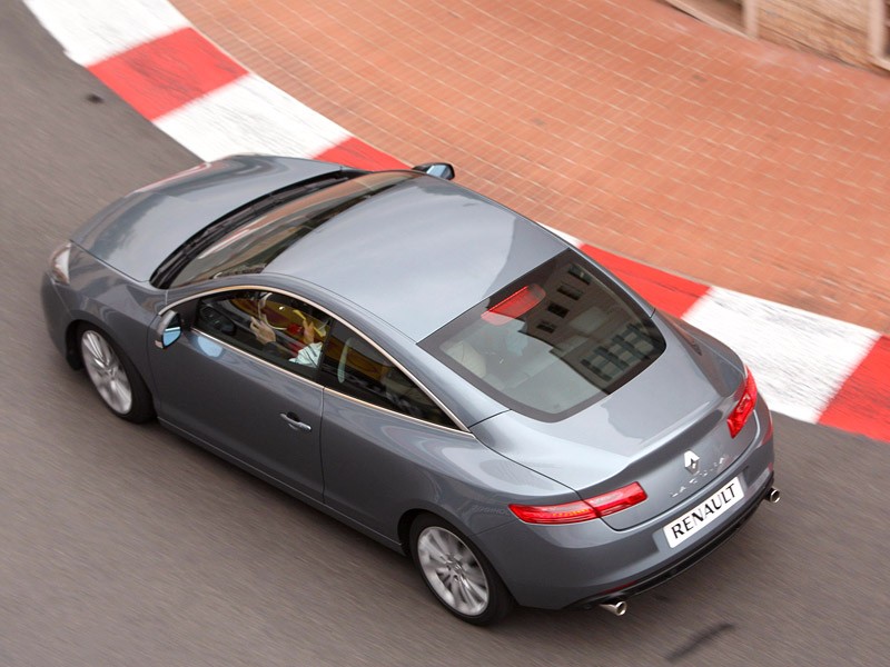 Paryż 2008: Renault Laguna Coupe w centrum zainteresowania