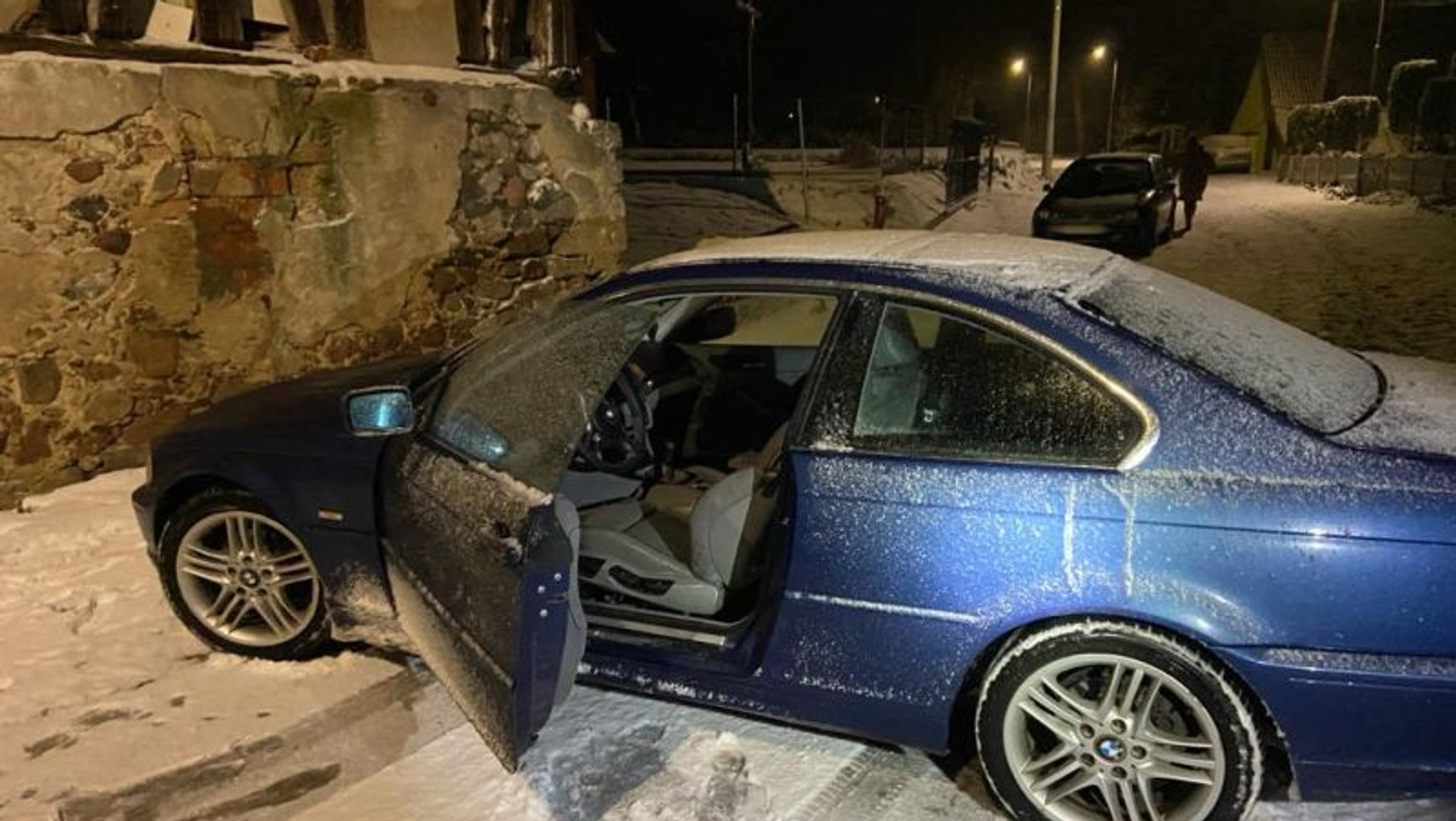 Pod pozorem pomocy ukradł BMW