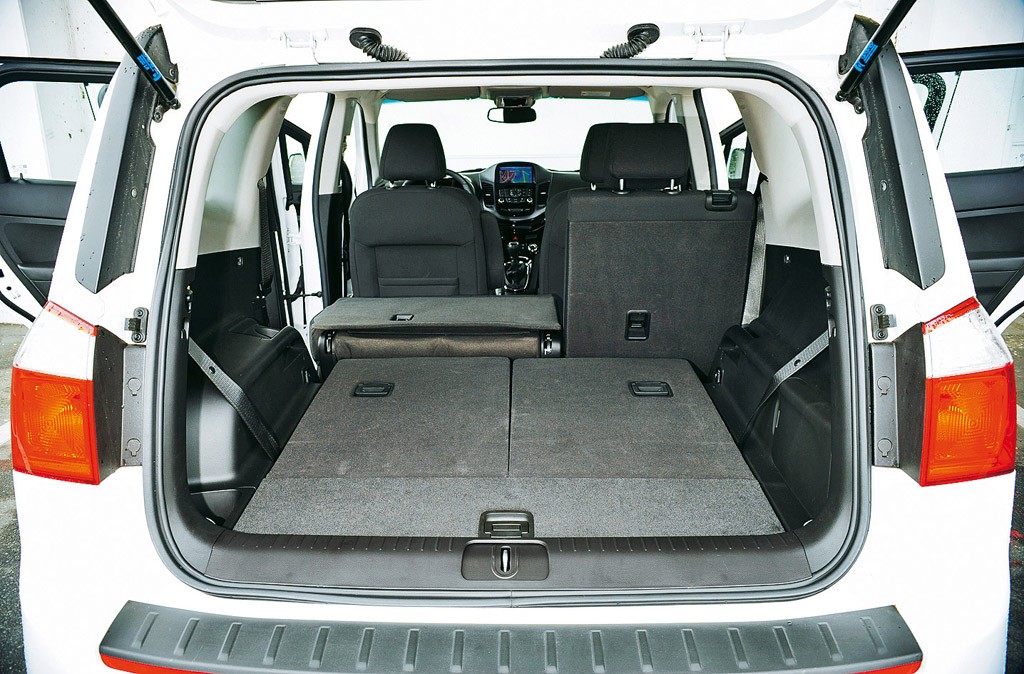 Chevrolet Orlando kontra VW Touran i Peugeot 5008: siedem miejsc na życzenie