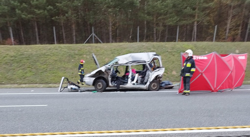 Zniszczony samochód po wypadku na autostradzie A4