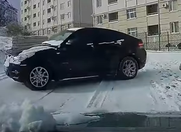 Tak się unika kosztownej stłuczki! BMW sunęło wprost na inne auto