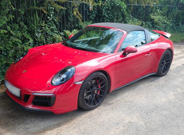 Policjanci z Warszawy odzyskali Porsche 911. Użytkownik nie chciał go zwrócić