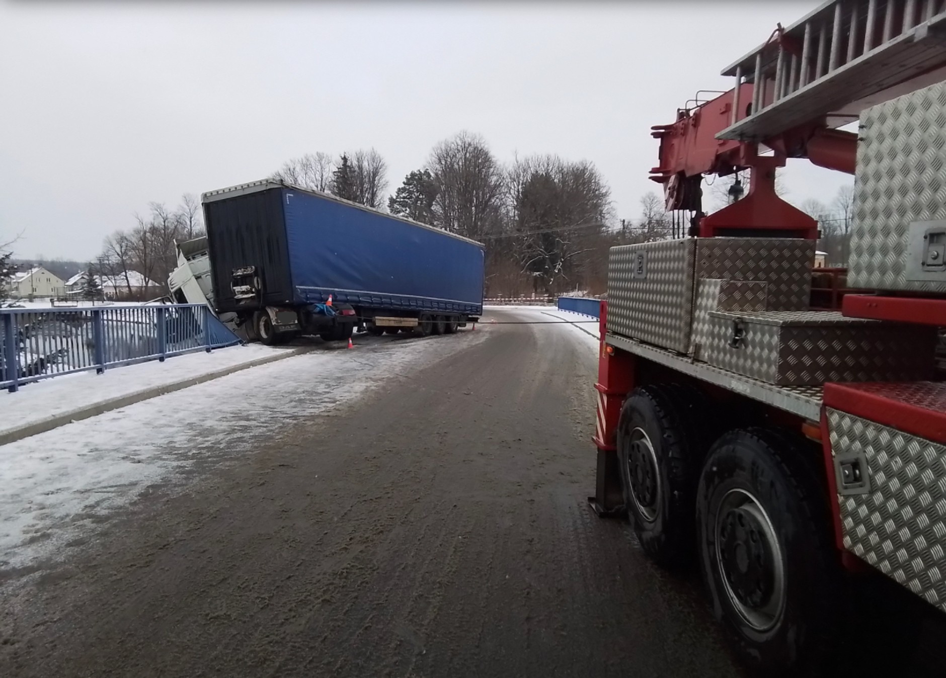 Przebił bariery i zawisł na moście. Polski kierowca ciężarówki miał wiele szczęścia