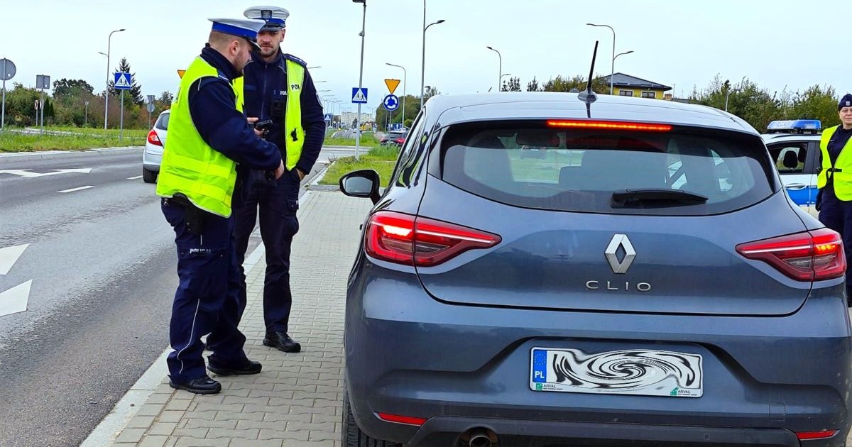Policjanci sprawdzają zawartość bagażników osób jadących na groby