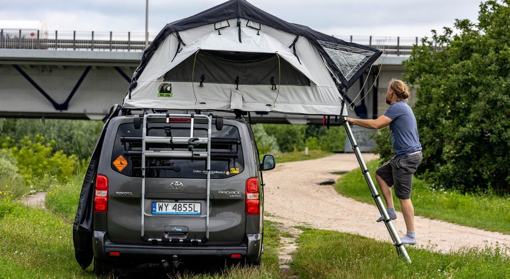 Jest miejsce do spania na dachu, jest bagażnik rowerowy, a w środku? W środku także sypialnia, kuchnia, garderoba...