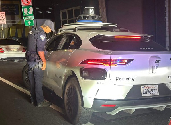 Policjanci z USA chcieli wystawić mandat. Byli w szoku, kiedy zajrzeli do auta