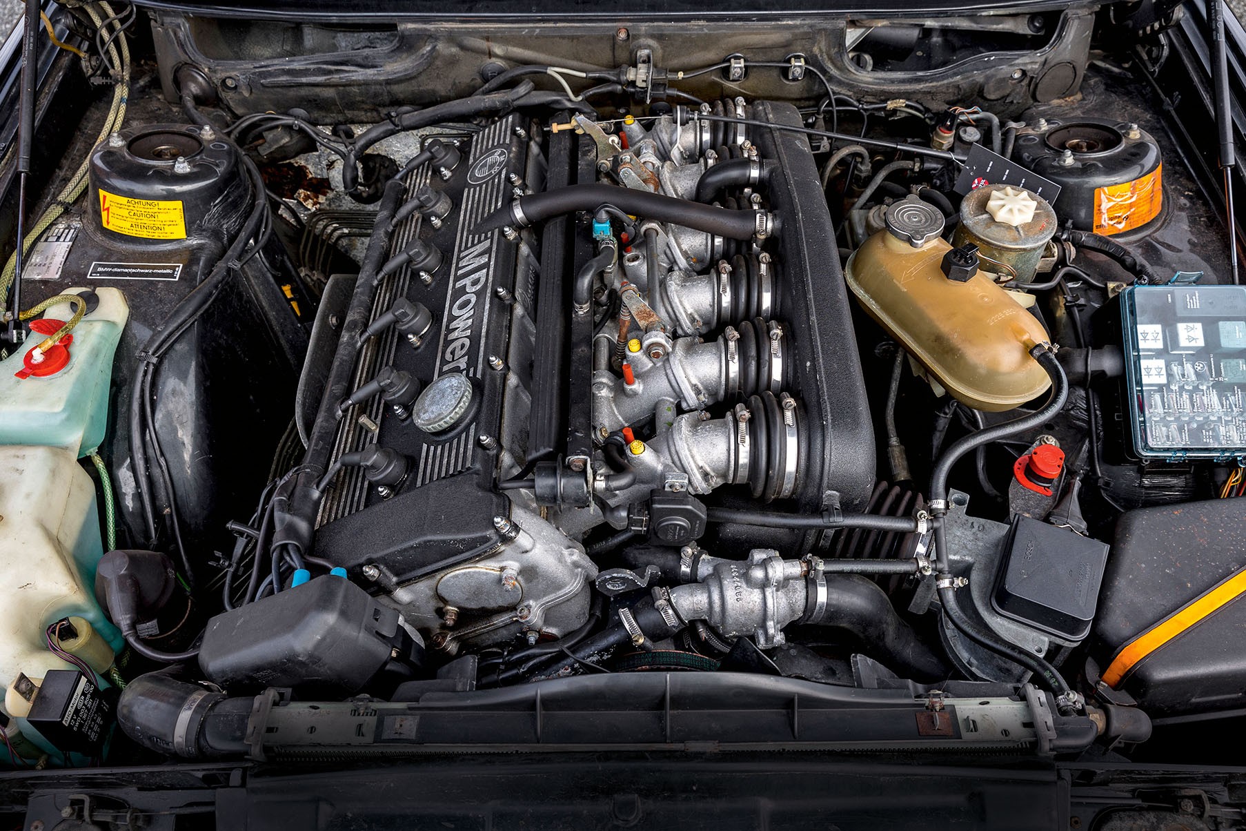 Żadnego bałaganu pod maską. W komorze silnikowej BMW M5 panuje porządek – tak chwalili auto testerzy w 1985 roku. Nic dodać, nic ująć.