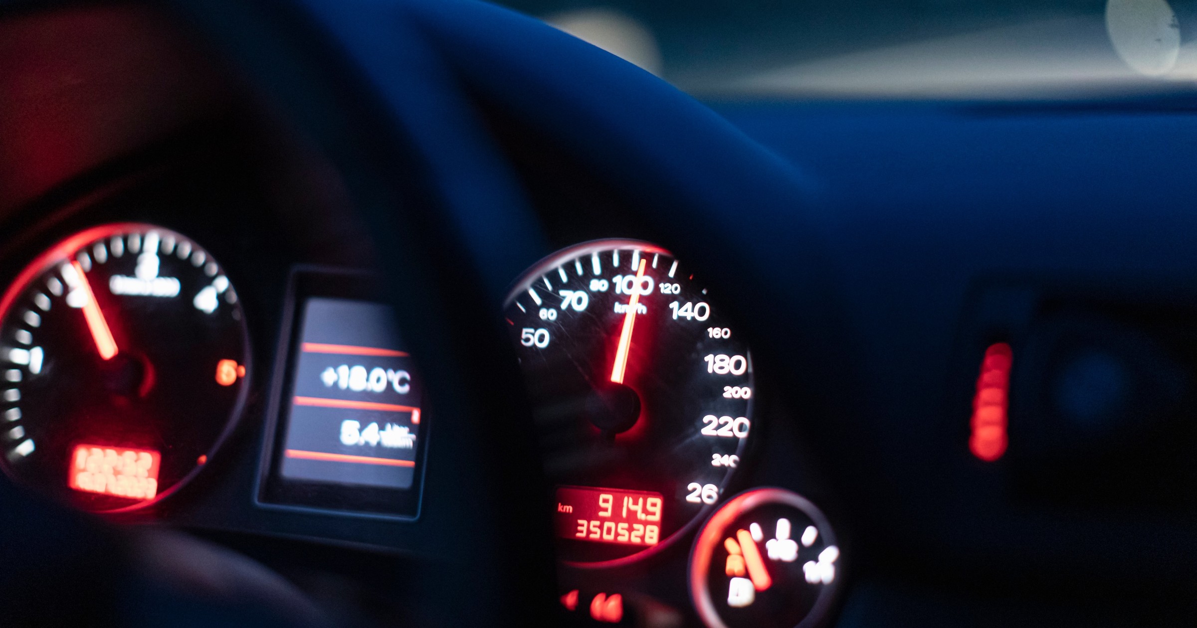 Jazda nocą — zdj. ilustracyjne