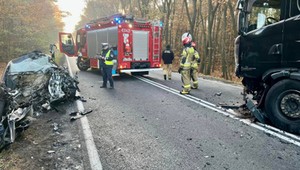 Zginęli na miejscu. Po zderzeniu z tirem "samochód odbił się jak piłka"
