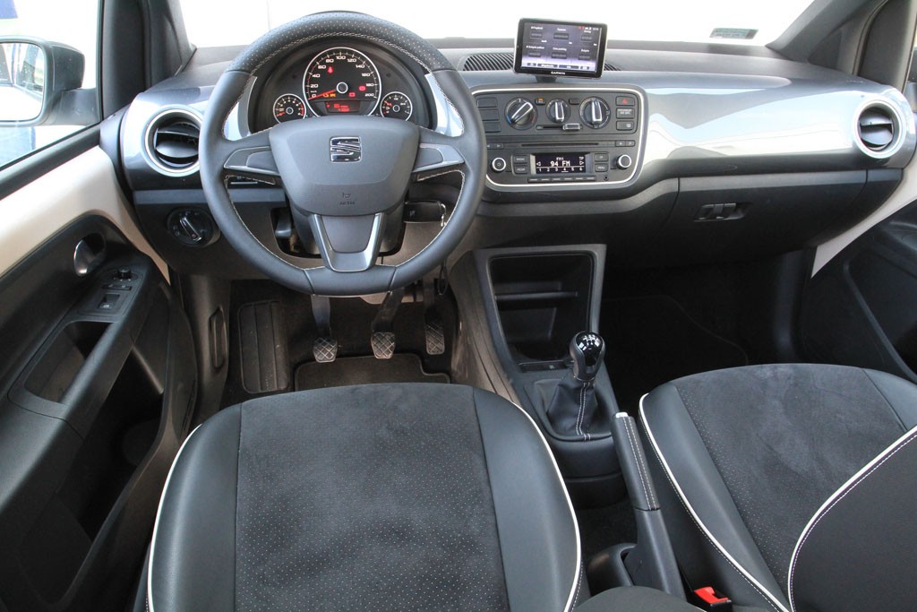 Prosta, skromna i ergonomicznie dopracowana deska rozdzielcza poza kilkoma szczegółami jest taka sama jak w Skodzie Citigo i VW up!-ie