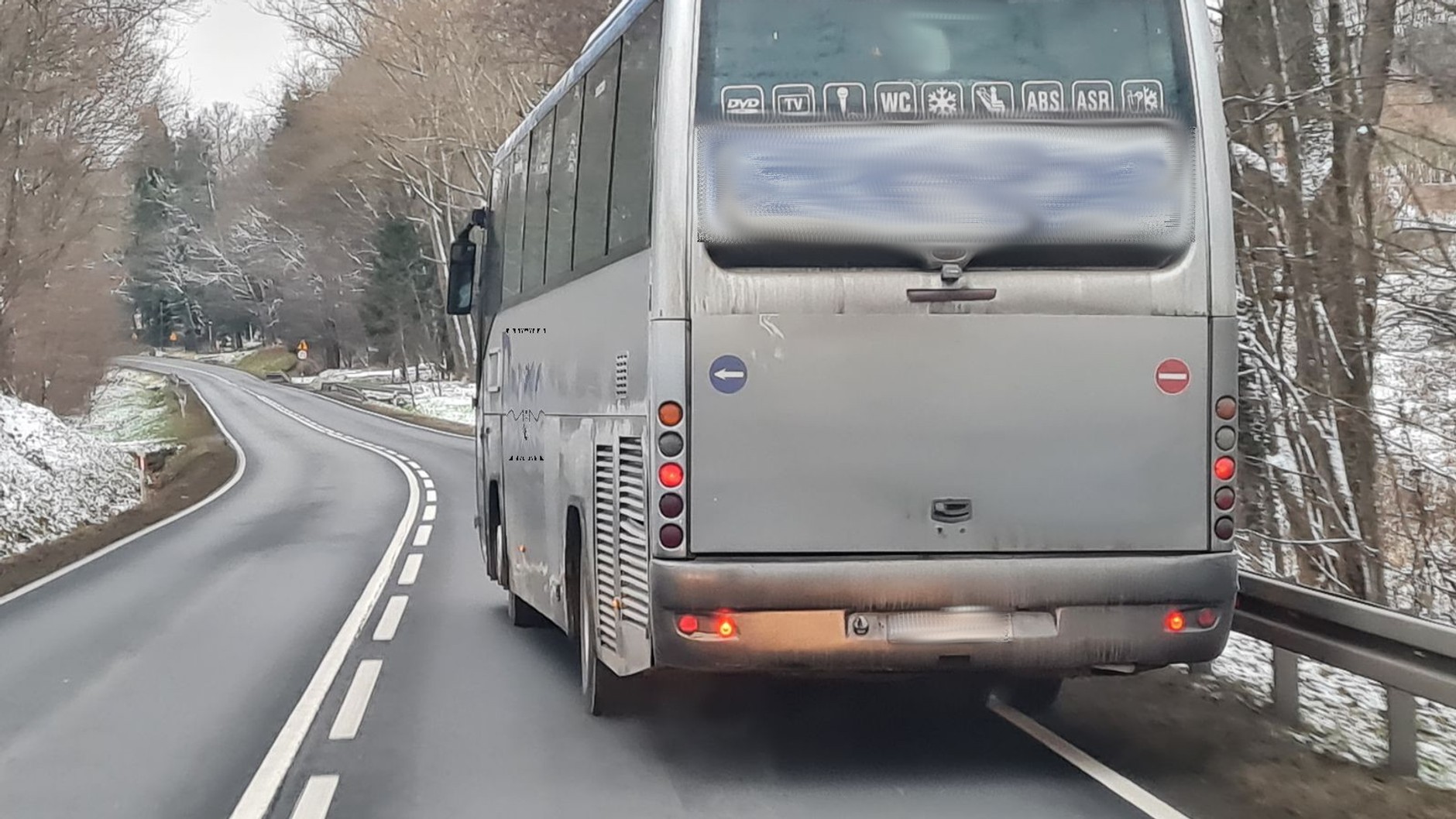 Jechał autokarem z urwaną półosią