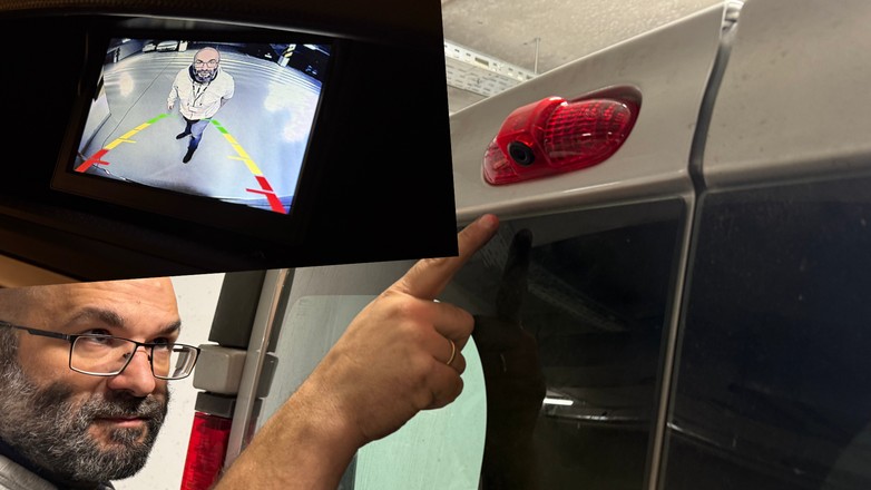 Kamerka wmontowana jest sprytnie w światło stopu. Ten patent wykorzystywany jest w zestawach do różnych modeli aut