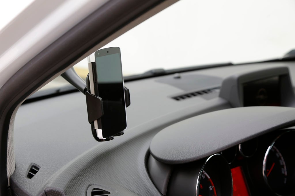 Z telefonu korzystać wolno, pod warunkiem, że znajduje się on w uchwycie.