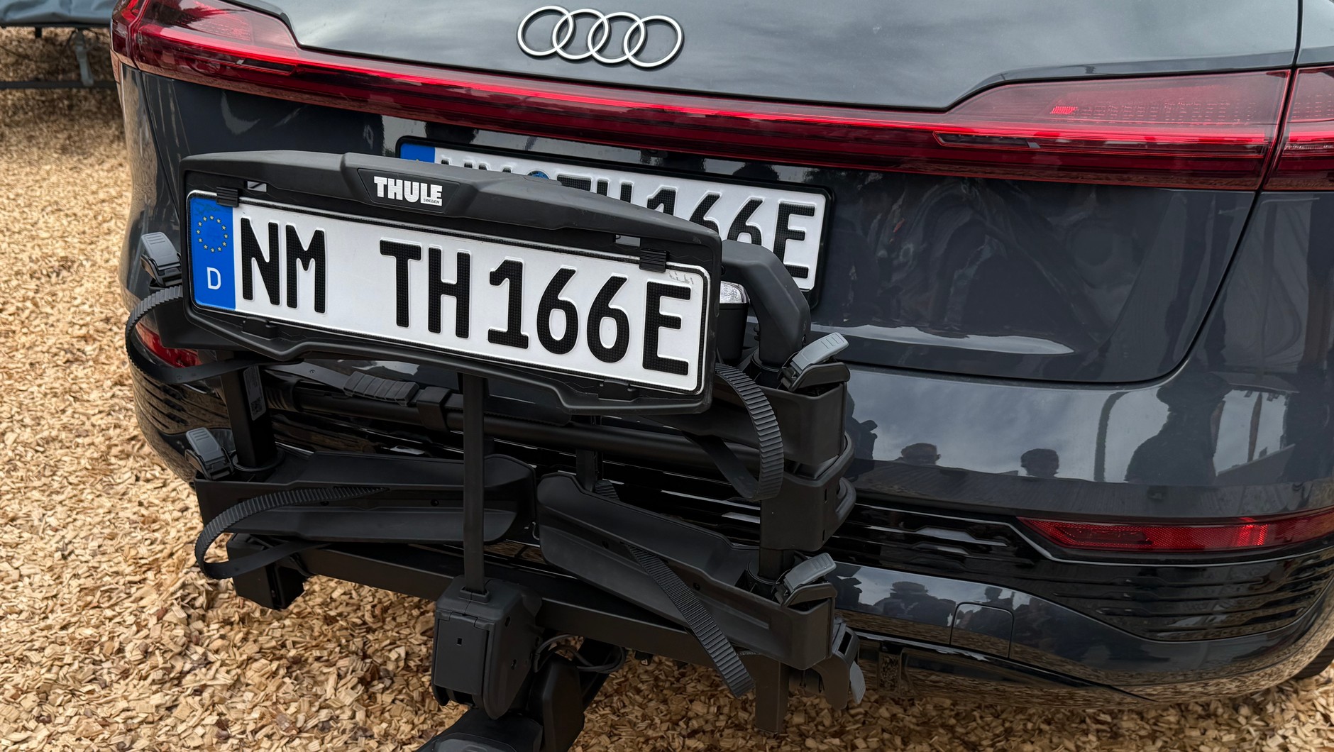 Po zdjęciu rowerów i podniesieniu bagażnika do pionu, auto jest wydłużone tylko nieznacznie. Ponieważ nie zasłania on świateł, można odłączyć go od instalacji haka i "odzyskać" kamerę cofania