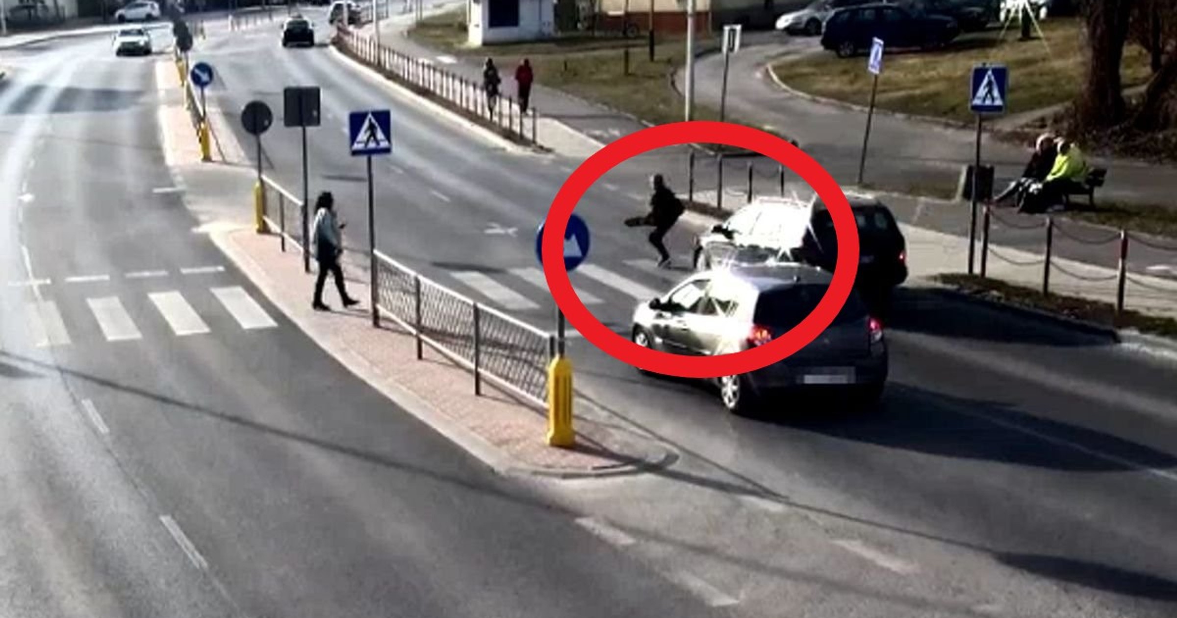 Ostrowiec Świętokrzyski. Gdyby nie szybka reakcja pieszego, doszłoby do tragedii. Samochód nagle wjechał na pasy