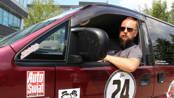 Ponad 20-letnie Mitsubishi i Patryk Schultz za jego kierownicą, już niedługo ruszają w trasę liczącą 7500 km