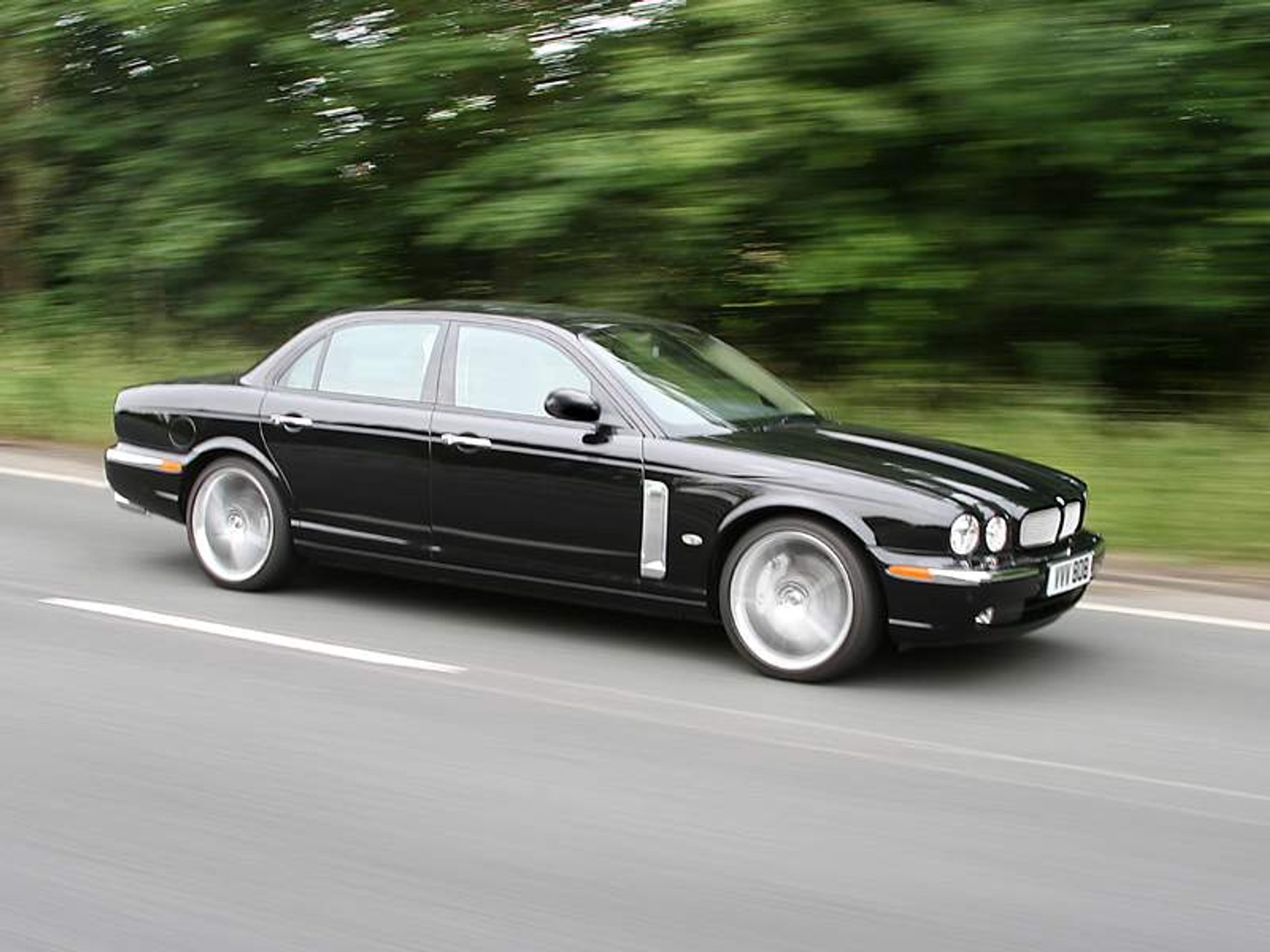 Jaguar XJR Portfolio: duży kocur pokazuje pazury