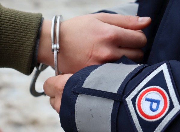 Zbliżyła się i poczuła znajomy zapach. Zabrała mu kluczyki