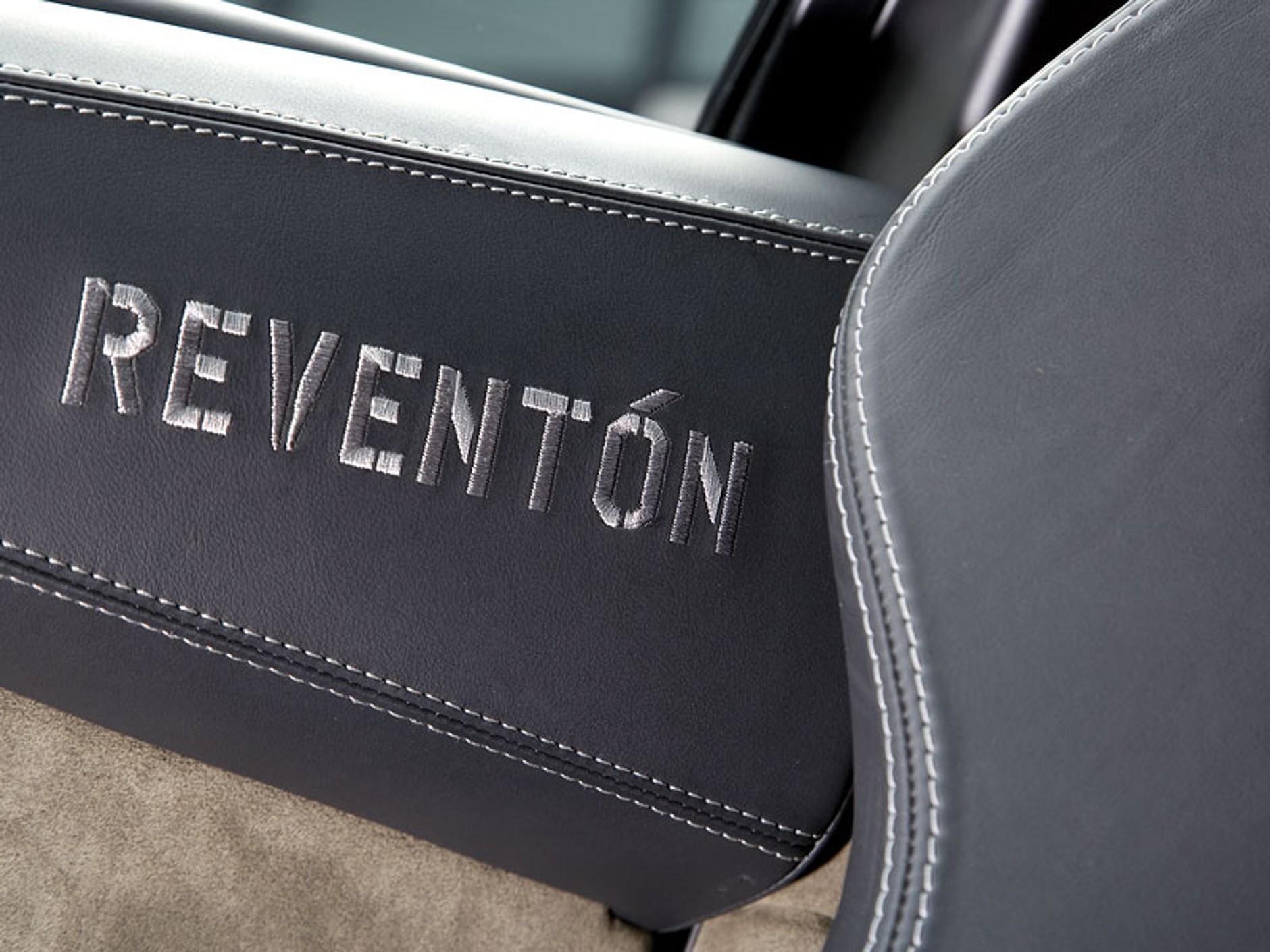 Lamborghini Reventon: zacisze z krewnym odrzutowca (fotogaleria)