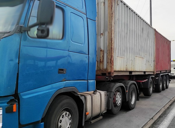 ITD zatrzymała tzw. "stonogę". Taki zestaw nie może pojawić się na drodze w Polsce