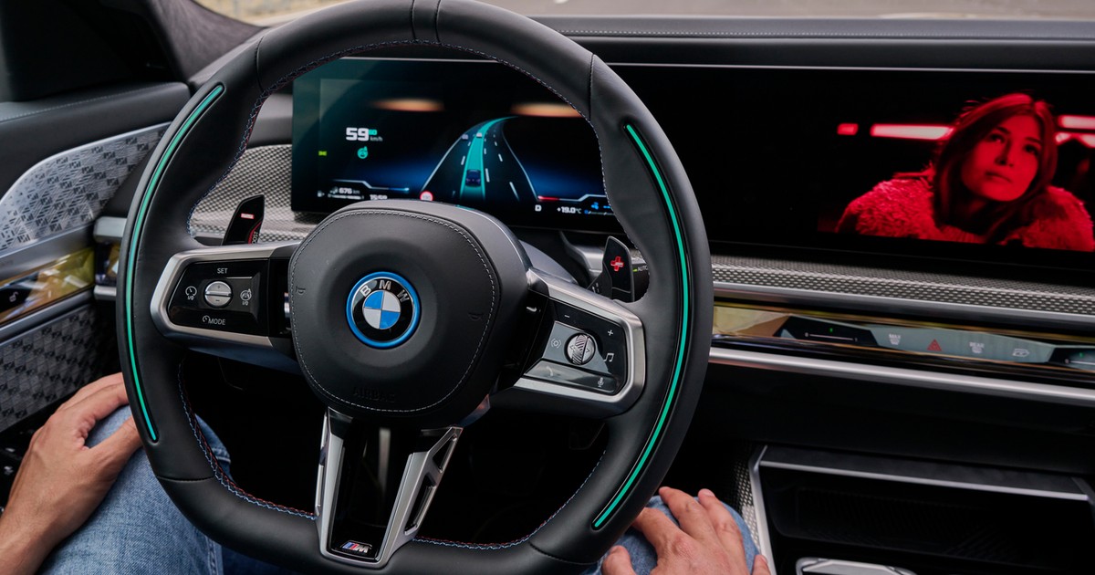 BMW jest w stanie legalnie jechać z kierowcą niepatrzącym na drogę