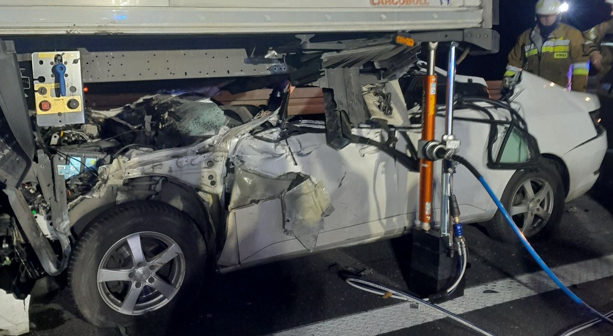 Groźny wypadek na A2. Skoda wbiła się pod ciężarówkę, kierowca cudem przeżył