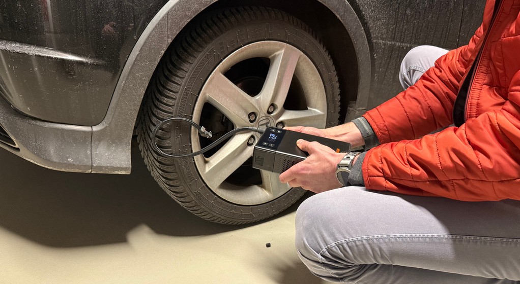 Osram 100Ti – ten kompresor akumulatorowy ma funkcję boostera. Albo odwrotnie: ten powerbank rozruchowy (booster) potrafi też pompować koła