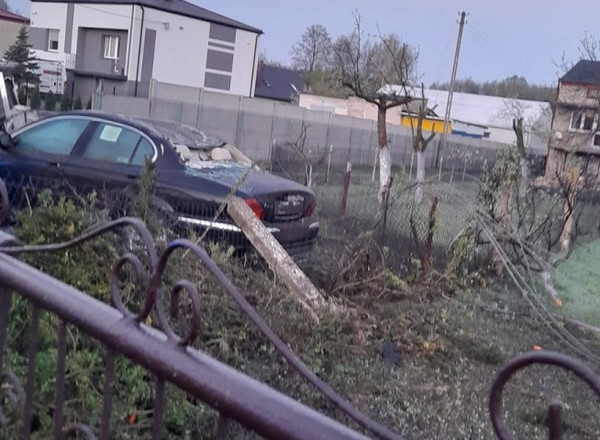 Straciła panowanie nad sportowym Mercedesem. Bardzo duże zniszczenia