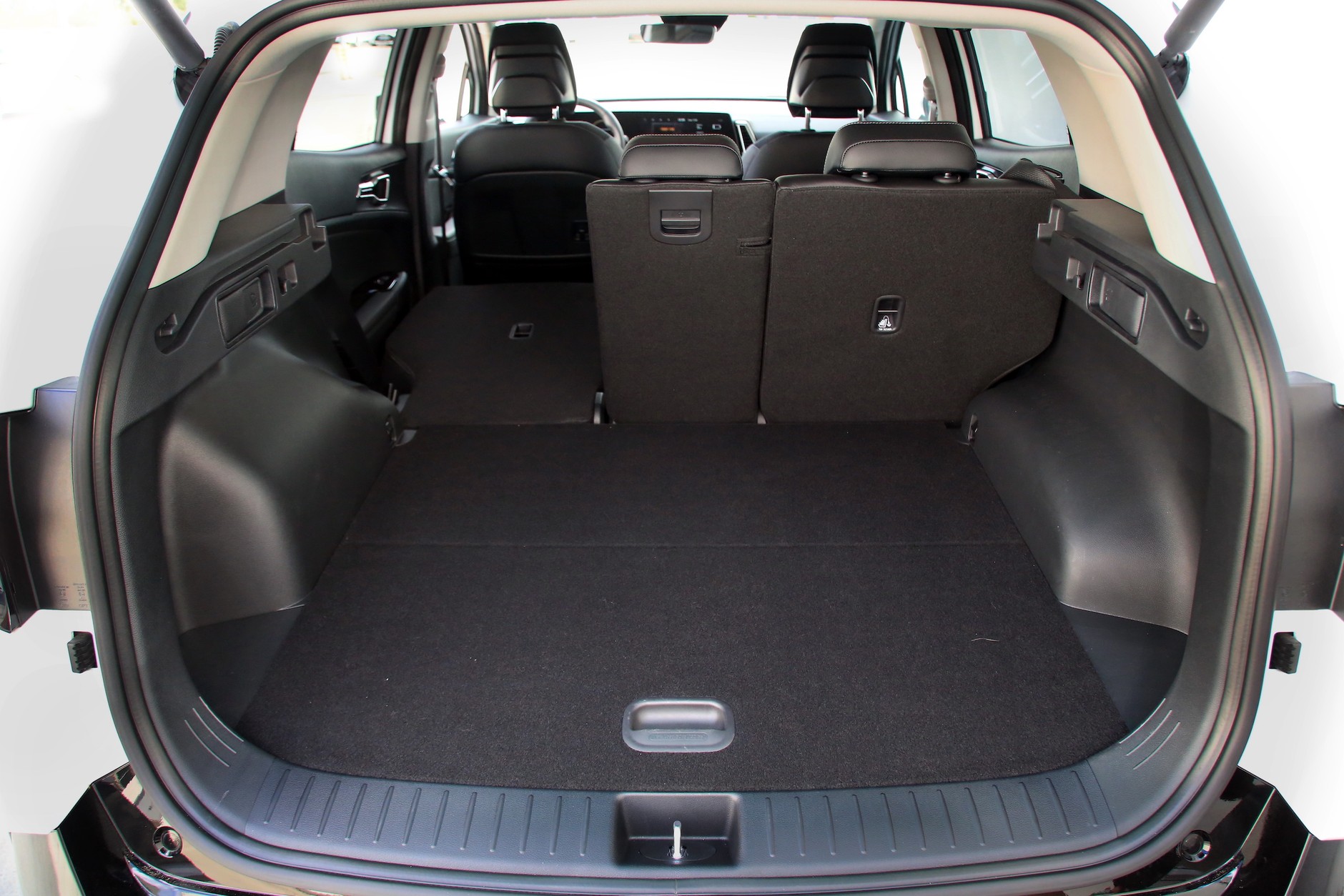 Bagażnik z racji umieszczenia baterii pod podłogą ma pojemność od 540 do 1715 l. Po rozłożeniu oparć – płaska przestrzeń ładunkowa