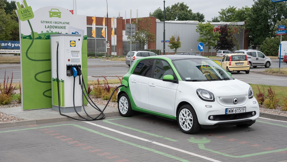 Ładowanie auta elektrycznego