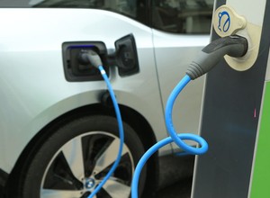 Czy z aut elektrycznych i hybryd skorzystamy do celów służbowych?