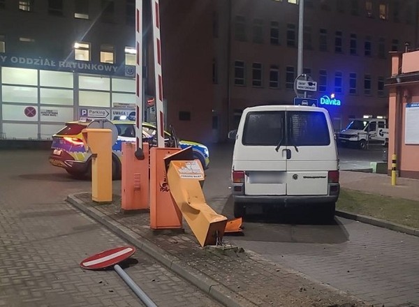 Pijany uciekał przed policją i wyłamał szlaban przed szpitalem. To nie był koniec