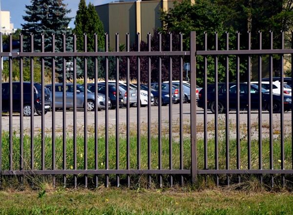 Przejmują pojazdy i muszą płacić za nie OC. Rząd wyjaśnia