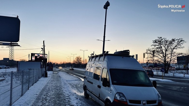 Policja przeprowadziła akcję przy pomocy specjalnego mobilnego stanowiska dowodzenia