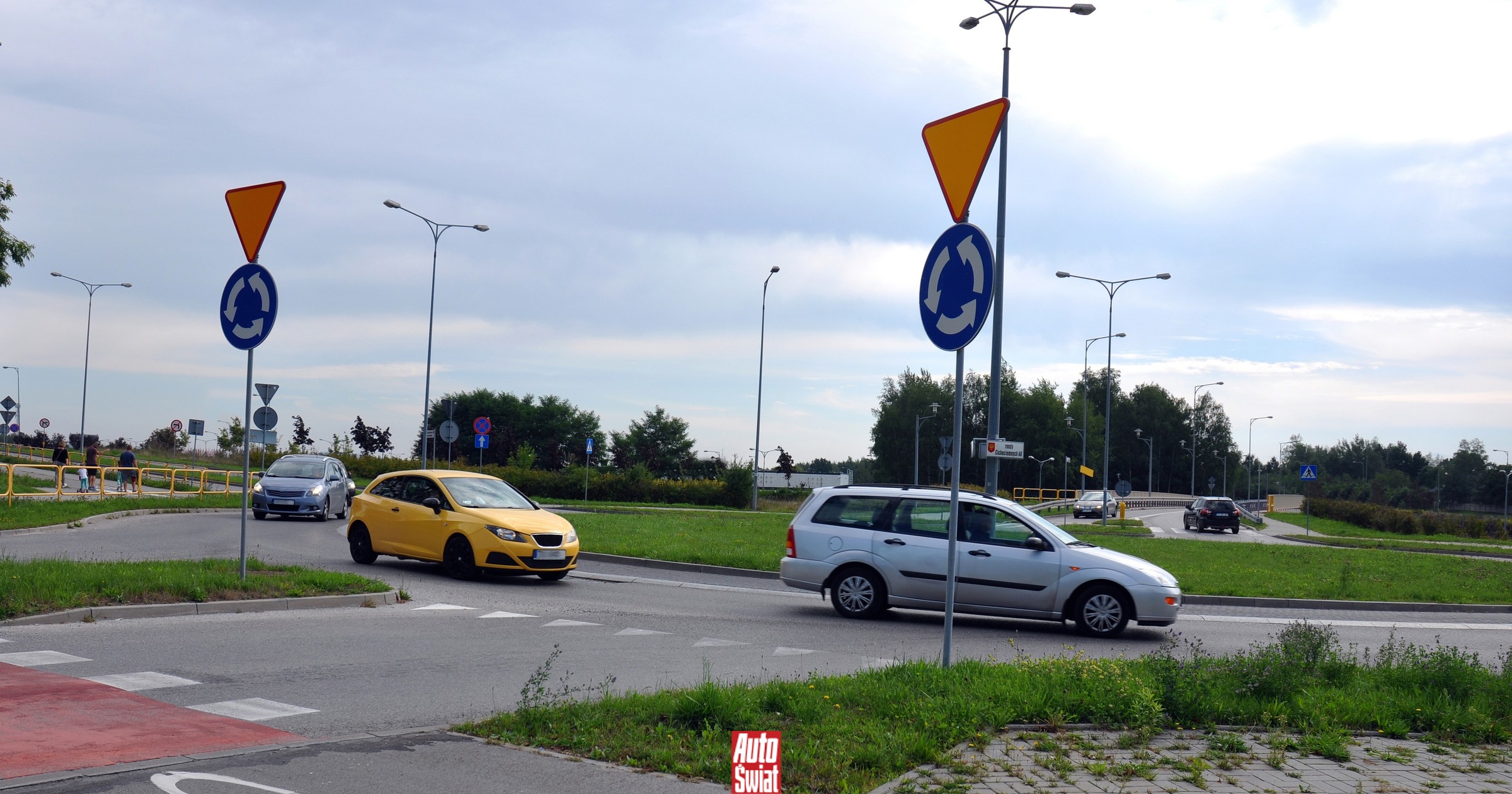 Na rondzie pasy się krzyżują i... kierowcy się gubią. Zmieniają się zasady kierunkowskazów