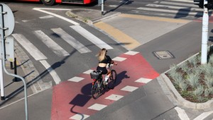 Pasy na drodze to nie zawsze przejścia dla pieszych. Sprawdź, kiedy masz pierwszeństwo