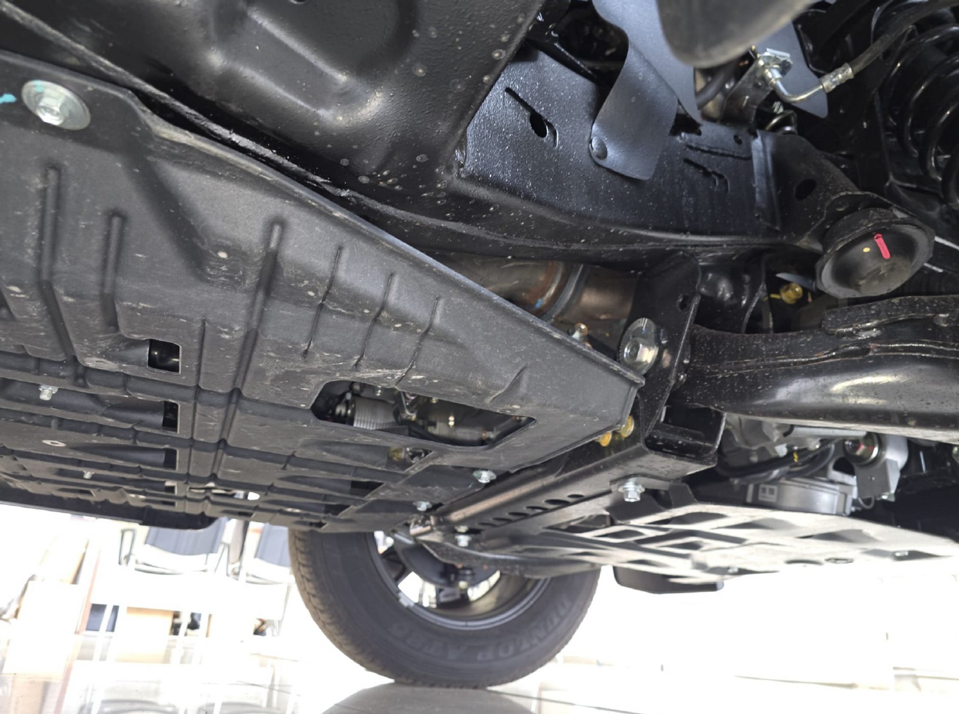 A tak wyglądają oryginalne osłony podwozia w Isuzu D-Max. Mają duże otwory, przez które zanieczyszczenia wypadają na zewnątrz