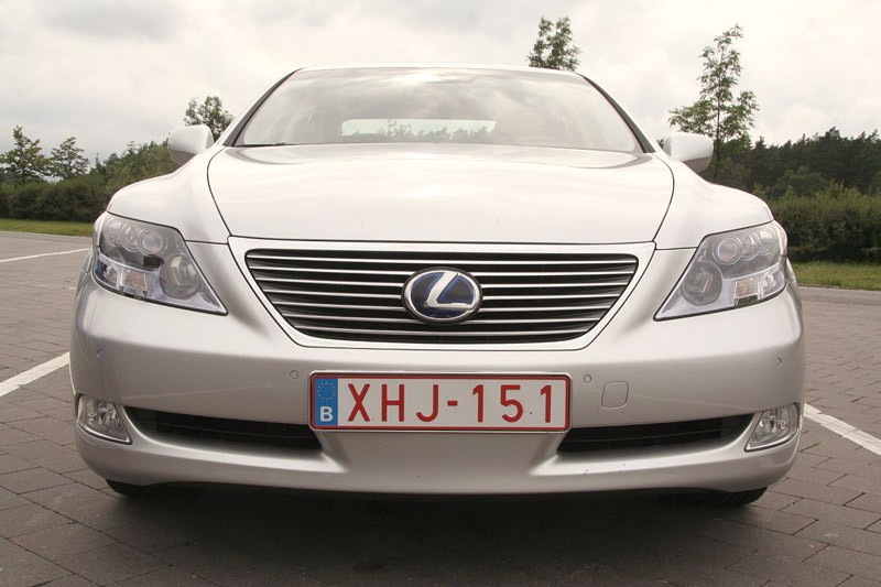 Lexus: hybrydowe wersje modeli GS i LS z większym bagażnikiem